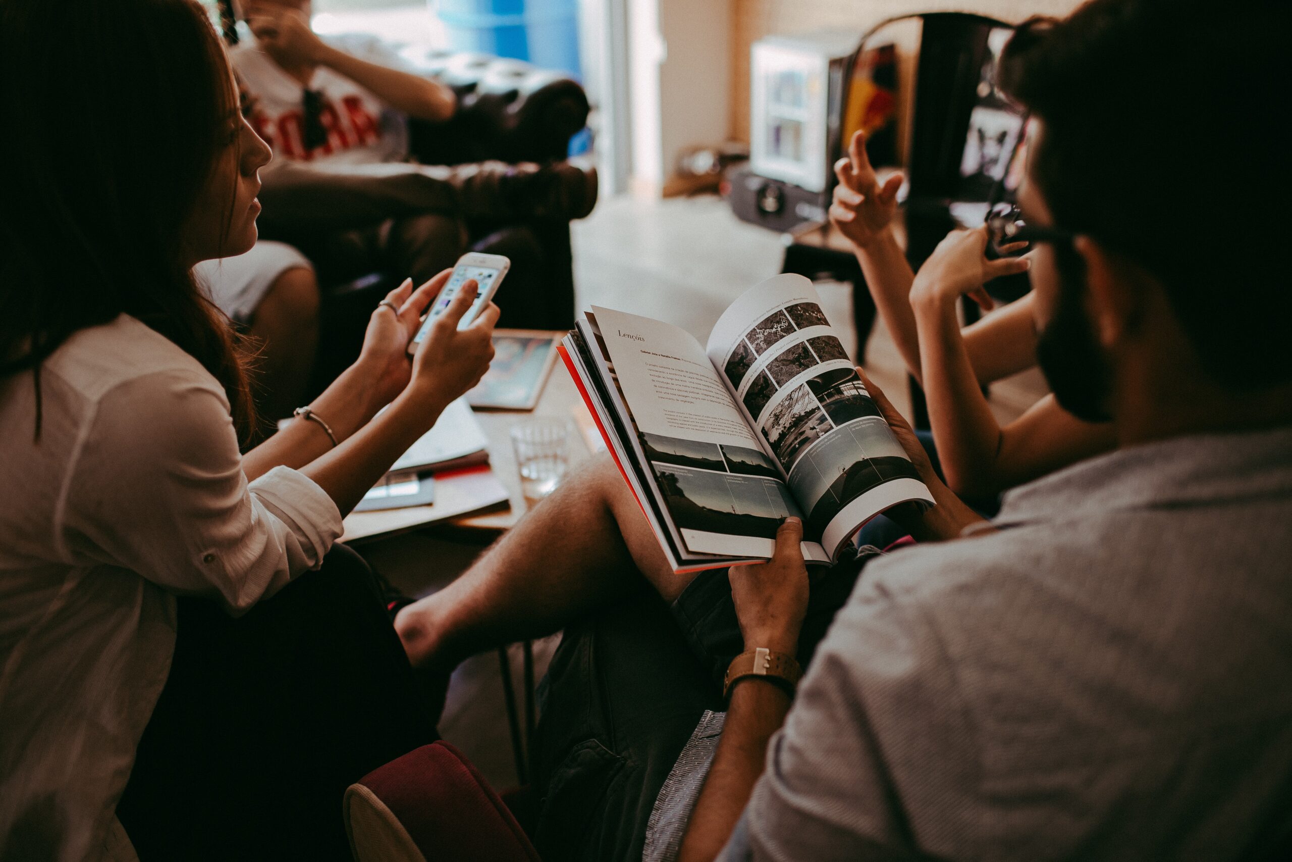 A group pf people meeting, with books and smartphones